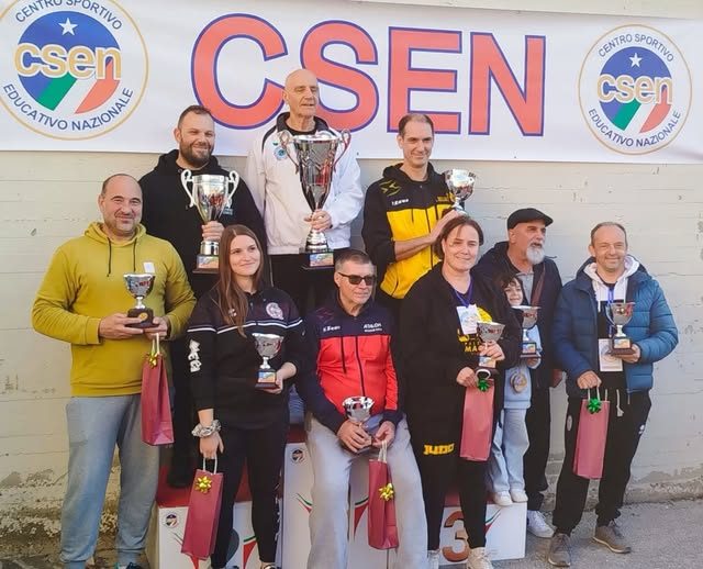 Tecnici e atleti adulti con i trofei a un evento CSEN