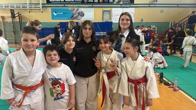 Giovani judoka con le medaglie dopo una gara