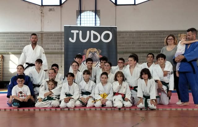 Il gruppo di atleti della Judo Agorà A.S.D. in palestra